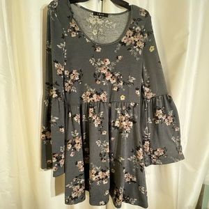 Lola super cute soft and stretchy sweater XL gray w flowers and flowing sleeves